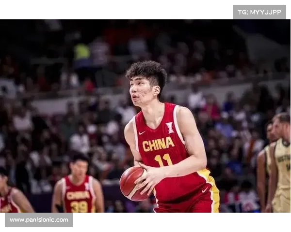 男篮中锋余嘉豪努力防守 面对高命中率对手展现坚韧拼搏精神